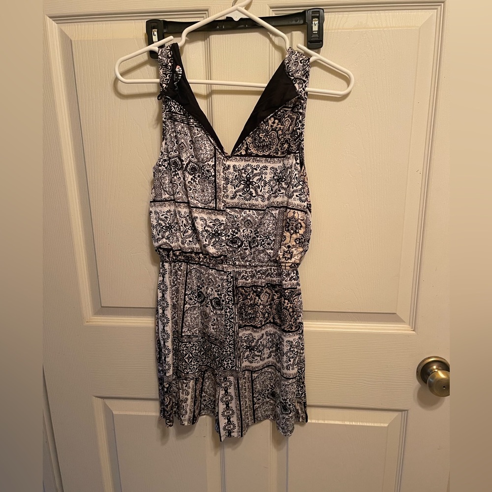 Patterned Romper - Picture 2 of 2